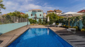 LovelyStay - Downtown Studio with Pool, AC and Balcony